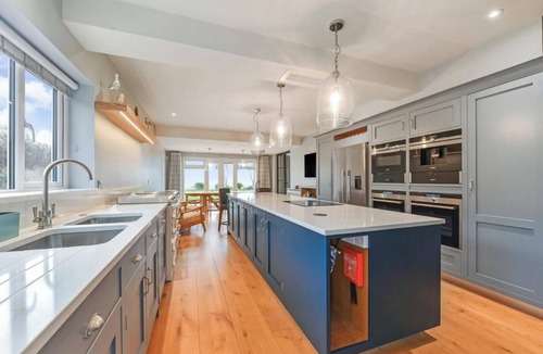 Middleton-on-Sea House | Set right on the shoreline of England’s stunning South Coast, Ocean Edge House is a five-bedroom luxury beachfront retreat designed for unforgettable holidays.