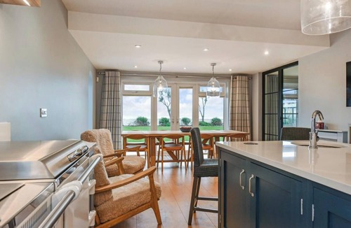 Middleton-on-Sea House | Set right on the shoreline of England’s stunning South Coast, Ocean Edge House is a five-bedroom luxury beachfront retreat designed for unforgettable holidays.