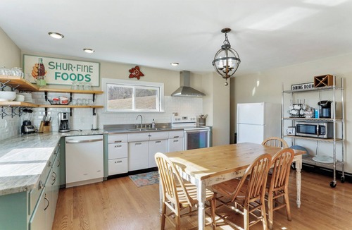 Hesston House | Seven Points Cottage- Raystown Lake- Aunt Susie's