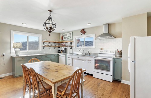 Hesston House | Seven Points Cottage- Raystown Lake- Aunt Susie's
