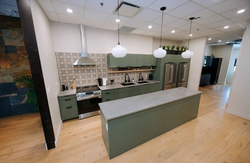 Town Centre House | Sevenfold | Sleeps 20 | Luxe 7BR Retreat + Hot Tub