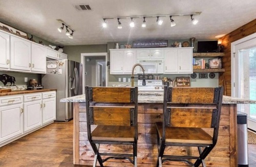 Monroe House | Shabby-Chic, Western, Cozy, Home in Monroe/Antiques/Wedding Venues/UGA/Soccer