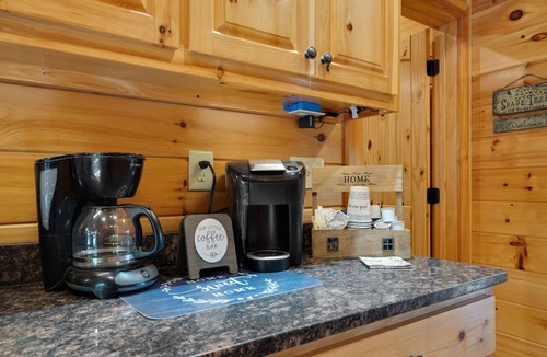 Foxfire Estates Cabin | Shade Tree Lodge-Pet Friendly- Minutes to Downtown Blue Ridge