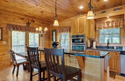 Foxfire Estates Cabin | Shade Tree Lodge-Pet Friendly- Minutes to Downtown Blue Ridge