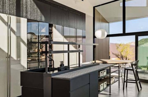 Monument Manor House | Shadow House - Pool, Spa, Views & Near Park
