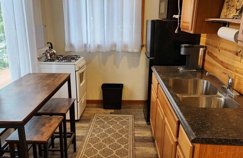 Tomahawk Cabin | Shady Rest Cabin #2, lakefront, firepit, sleeps 6, pets welcome, sandy beach
