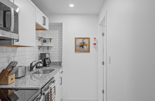 Shadyside Apartment | Shadyside, Central @4 Stylish and Central Studio with Free Parking