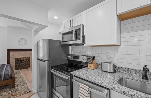Shadyside Apartment | Shadyside, Central @4 Stylish and Central Studio with Free Parking
