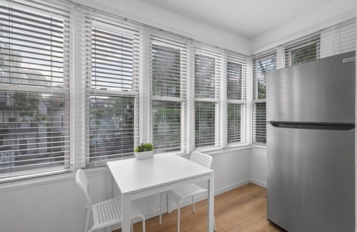 Shadyside Apartment | Shadyside, Central @5 Stylish and Bright Studio With Parking