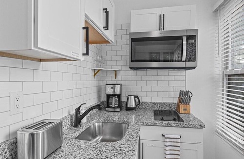 Shadyside Apartment | Shadyside, Central @5 Stylish and Bright Studio With Parking