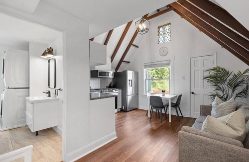 Shadyside Apartment | Shadyside/Pittsburgh, Modern & Stylish 1 Bedroom with Free Parking