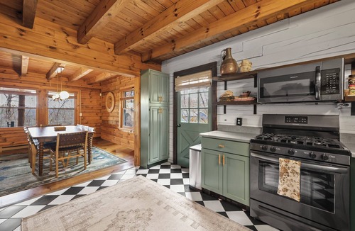 West Stockbridge Cabin | Shaker Pine Cabin: your cozy Berkshires retreat in the middle of it all!