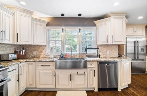 Beachwood House | Shaker Prestige - 4,000 sq ft - Calm and Quiet