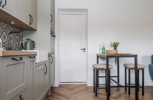 Stoke Canon Cottage | SHAMROCK, pet friendly, with hot tub in Stoke Canon