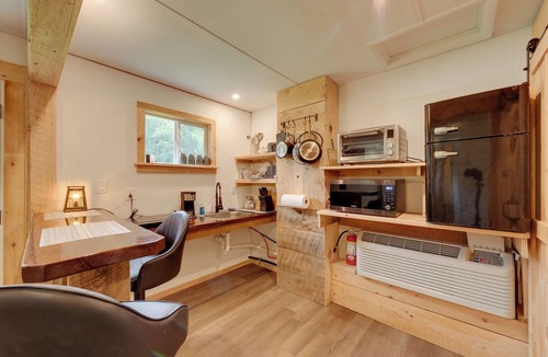 Hillsgrove Cottage | Shared Perks: Deluxe Cabin B at Elk Creek Escape!