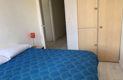 Champs Elysees Bed & Breakfast | Shared room in a gated residence. Secure entrance with digicode.