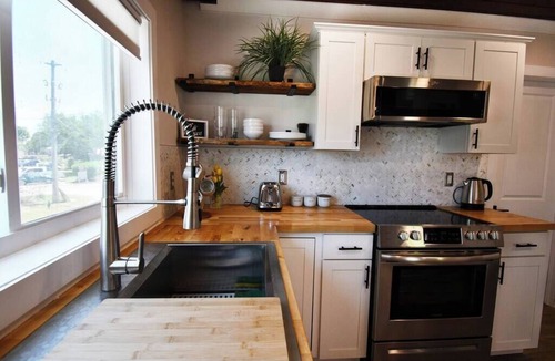 Valencia House | Shares View Luxury Apt, Newly Renovated Luxury Apt + Steps Away from River
