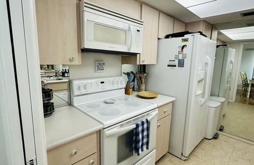 Venice Condo | Shark tooth getaway