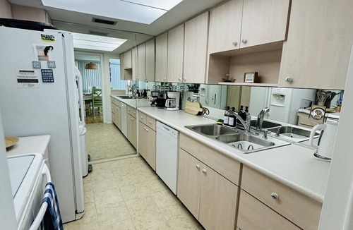 Venice Condo | Shark tooth getaway