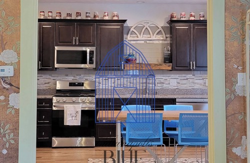 Meridian-Kessler House | She's back! Indy's BlueBarn near Midtown! Entire house/Pets Allowed!