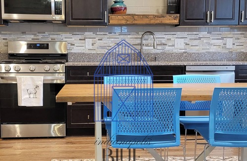 Meridian-Kessler House | She's back! Indy's BlueBarn near Midtown! Entire house/Pets Allowed!