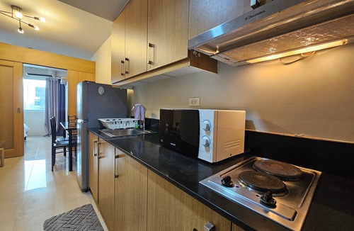 Barangay 76 Condo | Shell Residences MOA - The Executive Suites SL003 Cozy 1 Bedroom with AC, Wi-Fi