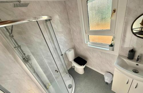 Glasgow Apartment | Shell's Lodge Compact 8-Bedroom Chalet Maryville Caravan Site Uddingston, Glasgow
