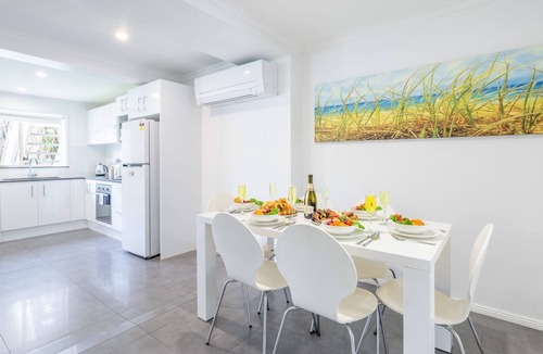 Fingal Bay House | Shells on the Shore, 9 Lentara St- Wi-Fi, Air con, Boat Parking, Linen