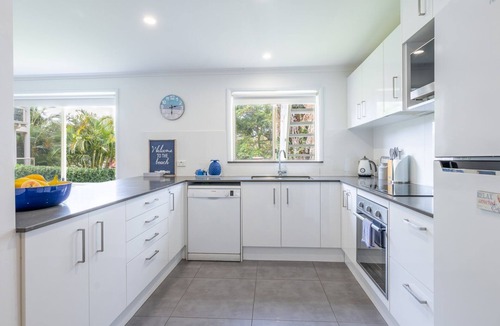 Fingal Bay House | Shells on the Shore, 9 Lentara St- Wi-Fi, Air con, Boat Parking, Linen
