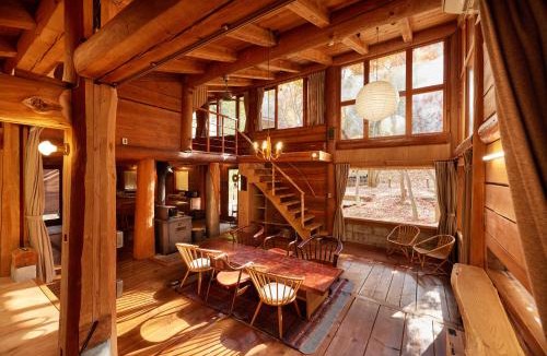 Tsuru House | SHELTER都留 森とに包まれた貸切ヴィラ最大10名ok 都心から90分 10人貸切サウナ 雨でもBBQ
