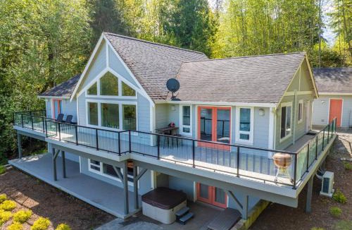 Shelton House | Shelton Waterfront, Fire pit, Hot tub, Game, Beach