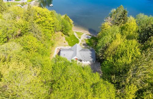 Shelton House | Shelton Waterfront, Fire pit, Hot tub, Game, Beach