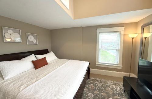 Broadway House | Shenandoah Stay - Walk to Park with Creek