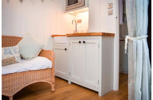 Netheravon Cabin | Shepherd's Hut B&B nr Salisbury, Stonehenge & Bath