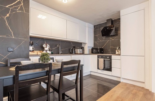 Holland Park Apartment | Shepherd’s Bush Haven: 4 Bed Luxury Apartment 2 minutes from Westfield Shopping.
