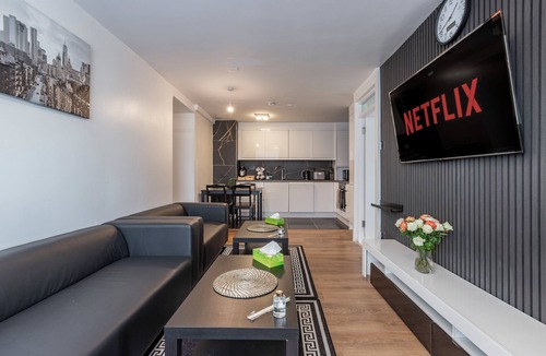 Holland Park Apartment | Shepherd’s Bush Haven: 4 Bed Luxury Apartment 2 minutes from Westfield Shopping.