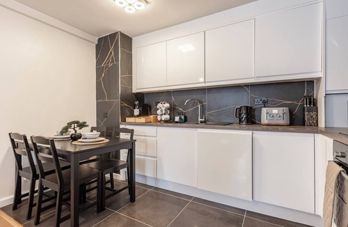 Holland Park Apartment | Shepherd’s Bush Haven: 4 Bed Luxury Apartment 2 minutes from Westfield Shopping.