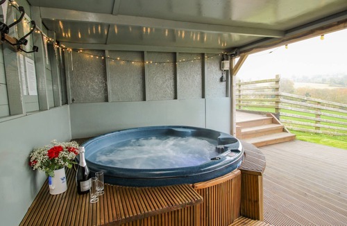 Farden Cottage | SHEPHERDS CABIN AT TITTERSTONE, pet friendly in Clee Hill