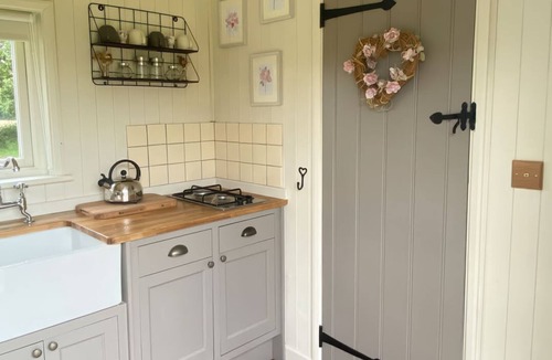 Lickfold House | Shepherds Hut 2, Northchapel