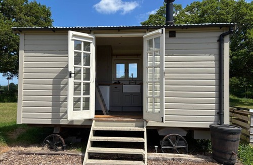 Lickfold House | Shepherds Hut 2, Northchapel