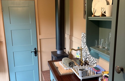 Ormskirk Apartment | Shepherds Hut Classic Lake View