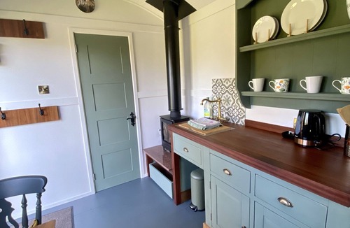 Ormskirk Apartment | Shepherds Hut Classic Lake View