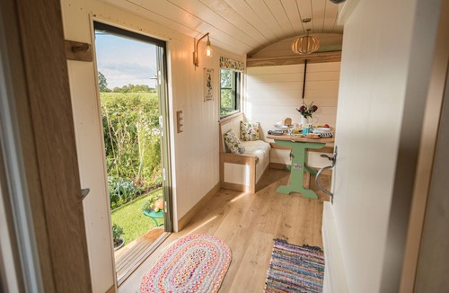 Cricket Malherbie Apartment | Shepherds Hut & Swedish Sauna - Countryside View