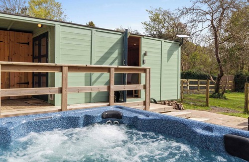 Milford Haven House | Shepherd’s Hut with Hot Tub