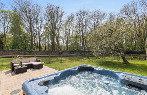 Milford Haven House | Shepherd’s Hut with Hot Tub