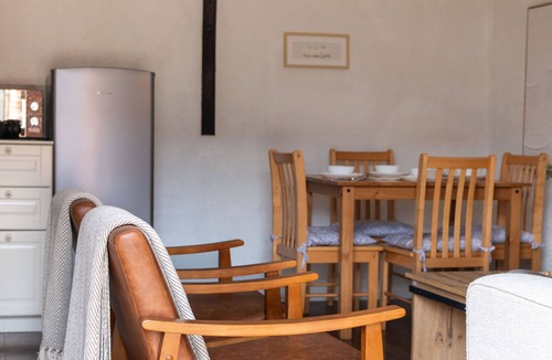 Lechlade Apartment | Shepherds Rest Cotswolds Cottage Farm Stay With Pool