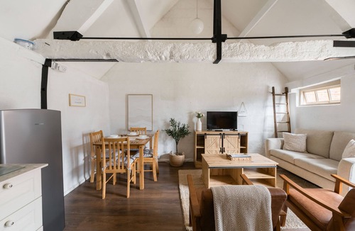 Lechlade Apartment | Shepherds Rest Cotswolds Cottage Farm Stay With Pool