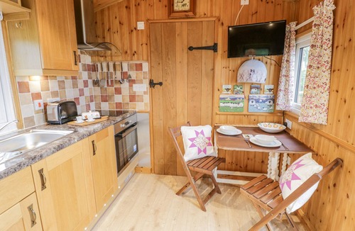 Farlow Cottage | SHEPHERDS RETREAT, pet friendly, with a garden in Cleobury Mortimer