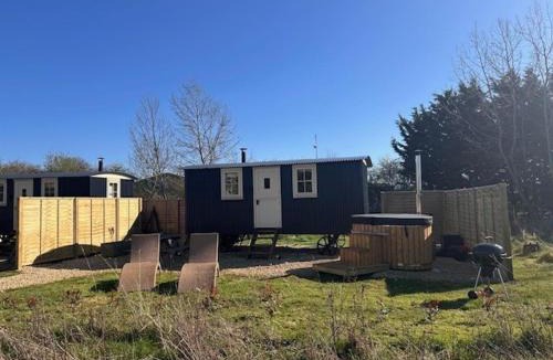 Brackley House | ShepherdsHut-HotTub-Cotswolds-PetFriendly