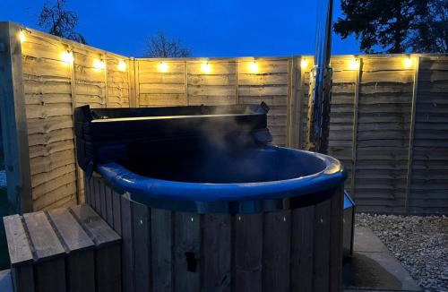 Brackley House | ShepherdsHut-HotTub-Cotswolds-PetFriendly